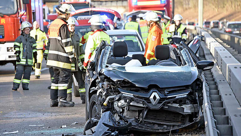 Schwerer Lkw-Unfall auf der A99. Die Bilder von der Unfallstelle.