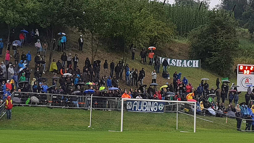 Beste Plätze: Unterm Hopfengarten und ihren Regenschirmen schauen die mitgereisten Löwen-Fans zu.