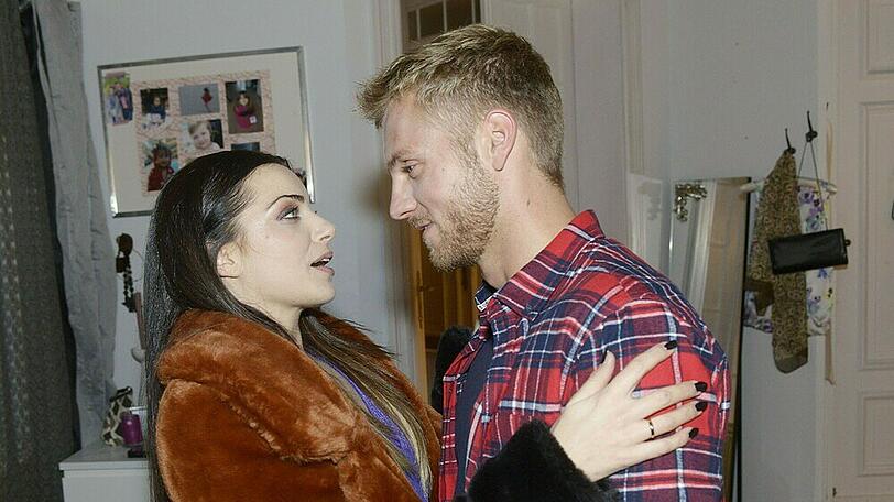 "GZSZ": Emily ist froh, Paul wieder in ihre Arme schließen zu können.