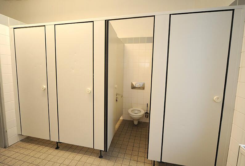 NACHHER: Die Toiletten sind generalgereinigt und gemalert worden, alle Fliesen und sanitären Gegenstände sind neu.