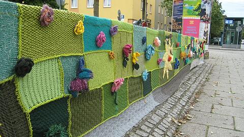 Urban Knitting für Münchner aus aller Welt: gestrickte Blumenwiese am Jakob-­Gelb-­Platz.
