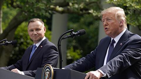 Donald Trump spricht neben Andrzej Duda während einer Pressekonferenz im Rosengarten des Weißen Hauses.