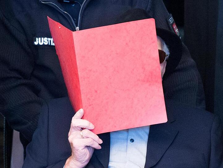 Der ehemalige SS-Wachmann des Konzentrationslagers Stutthof zum Prozessbeginn im Hamburger Landgericht.