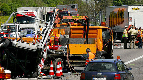 Polizisten sichern Spuren an der Unfallstelle Polizisten sichern Spuren an der Unfallstelle