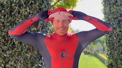 Ein Foto, das von Scotty's Little Soldiers aus der Videobotschaft des Herzogs von Sussex herausgegeben wurde, zeigt Prinz Harry, der sich als Spider-Man verkleidet hat.