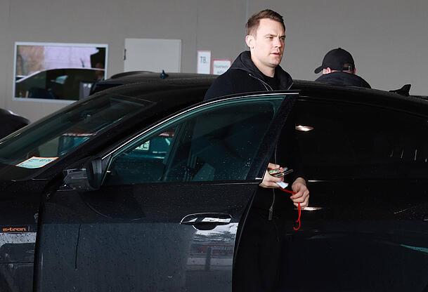 Manuel Neuer fährt zum Topspiel gegen Dortmund mit seinem Dienstwagen vor. Manuel Neuer fährt zum Topspiel gegen Dortmund mit seinem Dienstwagen vor.