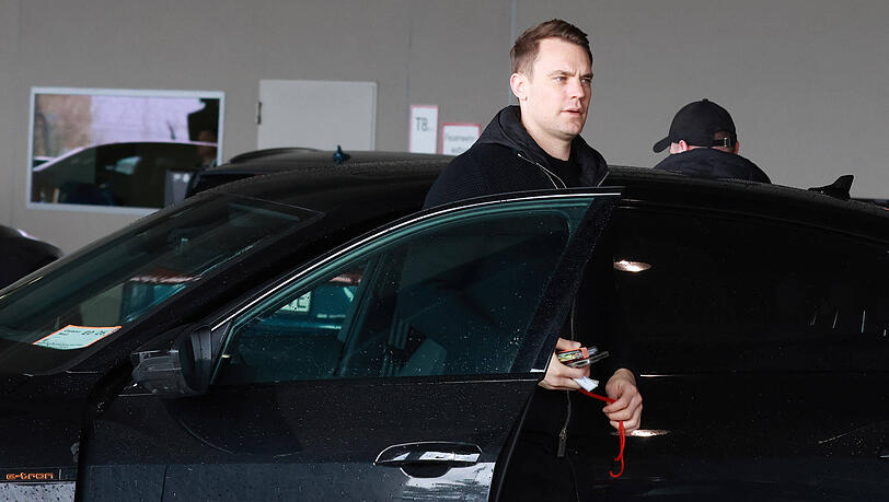 Manuel Neuer fährt zum Topspiel gegen Dortmund mit seinem Dienstwagen vor. Manuel Neuer fährt zum Topspiel gegen Dortmund mit seinem Dienstwagen vor.