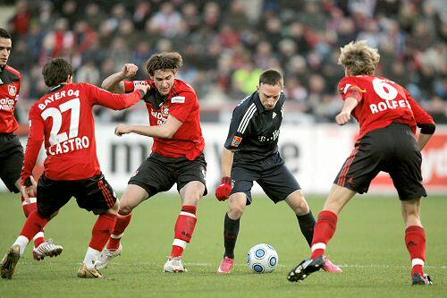 Alle gegen Einen: Ribery (2.v.r.) umringt von Castro, Helmes und Rolfes