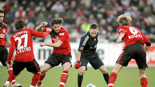 Alle gegen Einen: Ribery (2.v.r.) umringt von Castro, Helmes und Rolfes Alle gegen Einen: Ribery (2.v.r.) umringt von Castro, Helmes und Rolfes