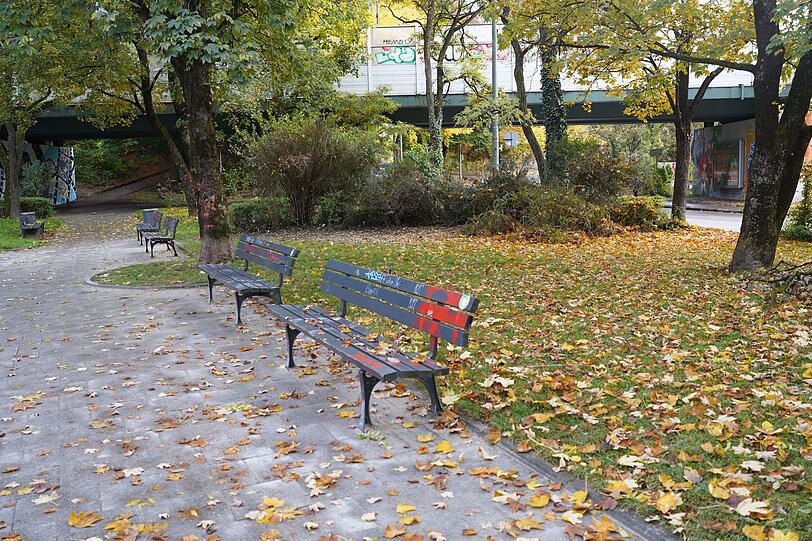 Die Bänke am Kolumbusplatz ziehen oft trinkfreudige Menschen an. Die Nachbarn stört’s. Die Bänke am Kolumbusplatz ziehen oft trinkfreudige Menschen an. Die Nachbarn stört’s.