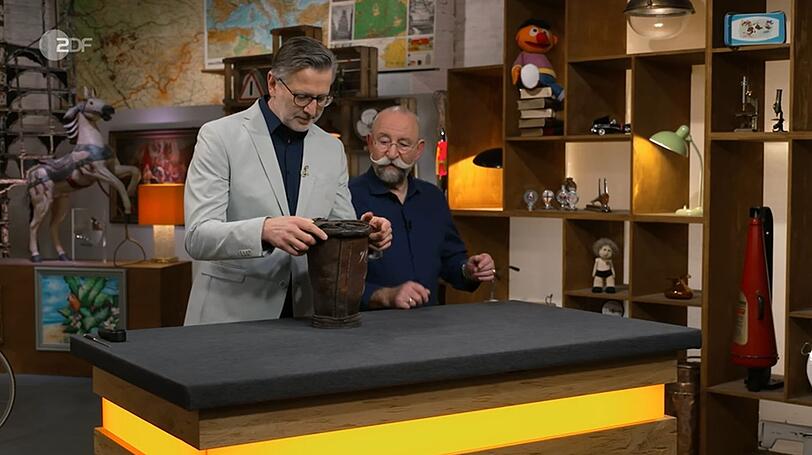 "Was haben wir denn jetzt?", fragte sich Horst Lichter in der neusten Folge von "Bares für Rares". "Vom Harry Potter das Hütchen?" Mit dieser Vermutung lag der Gastgeber allerdings ziemlich weit daneben. "Sowas in der Art", lachte Detlev Kümmel. "Eine Vase ist es schon mal nicht." "Was haben wir denn jetzt?", fragte sich Horst Lichter in der neusten Folge von "Bares für Rares". "Vom Harry Potter das Hütchen?" Mit dieser Vermutung lag der Gastgeber allerdings ziemlich weit daneben. "Sowas in der Art", lachte Detlev Kümmel. "Eine Vase ist es schon mal nicht."