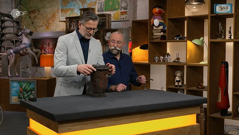 "Was haben wir denn jetzt?", fragte sich Horst Lichter in der neusten Folge von "Bares für Rares". "Vom Harry Potter das Hütchen?" Mit dieser Vermutung lag der Gastgeber allerdings ziemlich weit daneben. "Sowas in der Art", lachte Detlev Kümmel. "Eine Vase ist es schon mal nicht." "Was haben wir denn jetzt?", fragte sich Horst Lichter in der neusten Folge von "Bares für Rares". "Vom Harry Potter das Hütchen?" Mit dieser Vermutung lag der Gastgeber allerdings ziemlich weit daneben. "Sowas in der Art", lachte Detlev Kümmel. "Eine Vase ist es schon mal nicht."