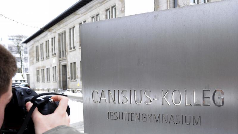 Das Jesuitengymnasium "Canisius-Kolleg" in Berlin Das Jesuitengymnasium "Canisius-Kolleg" in Berlin