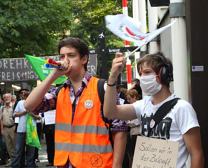 Verhärtete Fronten im Streit über Flughafen-Ausbau: Die Bilder von der Demo und der Tomaten-Attacke gegen Dobrindt.