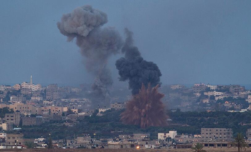Jede dieser Rauchwolken steht für eine Bombe, die Israel am Morgen über dem Gaza-Streifen abgeworfen hat.