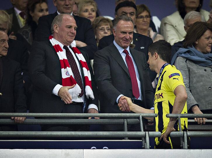 Zwischen hoffen und bangen. So erlerbt Uli Hoeneß den denkwürdigen Abend in London. Die Bilder aus dem Wembley Stadion und dem anschließenden Bayern-Bankett
