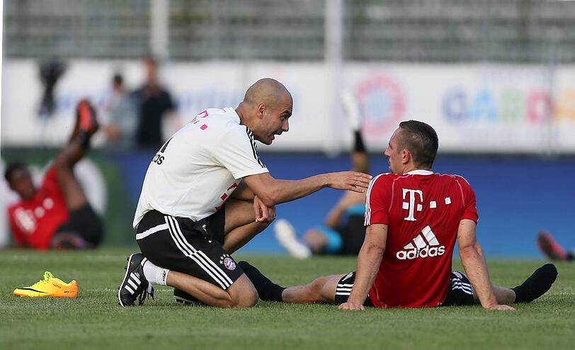 Frack Ribéry (li.) und Pep Guardiola.Der FC Bayern in Riva am Gardasse: Sehen Sie hier die ersten Bilder aus dem Trainingslager!