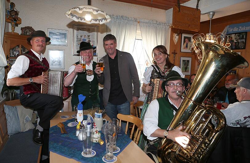 Prost! 1860-Trainer Friedhelm Funkel wurde im Löwen-Stüberl von einer Blaskapelle überrascht, die ihm zum 60. Geburtstag ein Ständchen spielten.