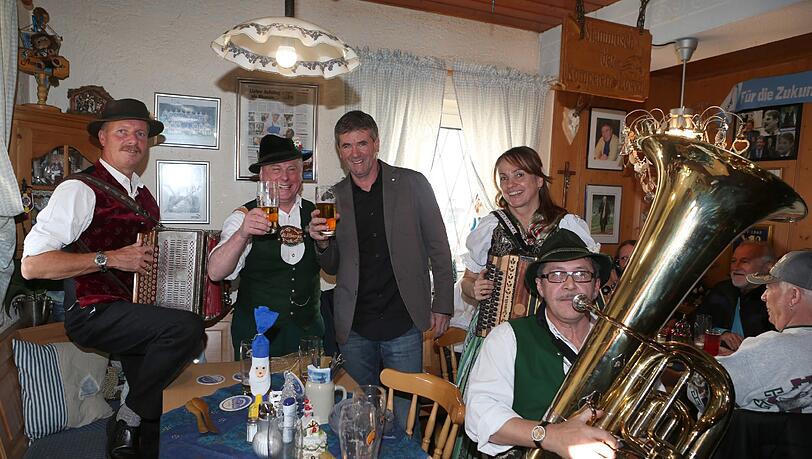 Prost! 1860-Trainer Friedhelm Funkel wurde im Löwen-Stüberl von einer Blaskapelle überrascht, die ihm zum 60. Geburtstag ein Ständchen spielten. Prost! 1860-Trainer Friedhelm Funkel wurde im Löwen-Stüberl von einer Blaskapelle überrascht, die ihm zum 60. Geburtstag ein Ständchen spielten.