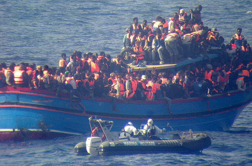 Diese Flüchtlinge konnten von der italienischen Marine gerettet werden. Doch zuletzt starben bei zwei daramatischen Zwischenfällen rund 700 Menschen.