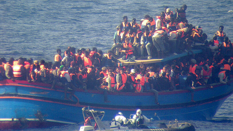 Diese Flüchtlinge konnten von der italienischen Marine gerettet werden. Doch zuletzt starben bei zwei daramatischen Zwischenfällen rund 700 Menschen. Diese Flüchtlinge konnten von der italienischen Marine gerettet werden. Doch zuletzt starben bei zwei daramatischen Zwischenfällen rund 700 Menschen.