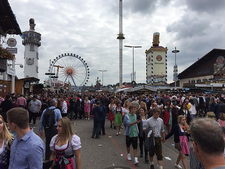 Ein volles Wiesn-Gelände zum Wochenende.