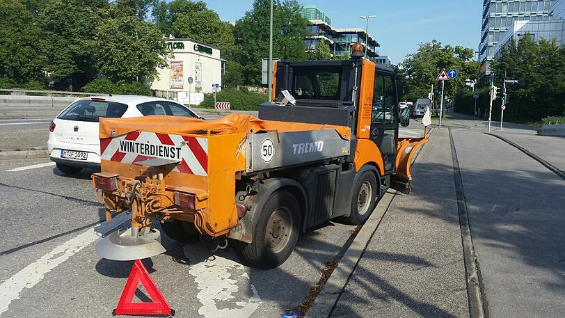 Was macht der Winterdienst im Sommer? Das Fahrzeug ist offenbar liegen geblieben.