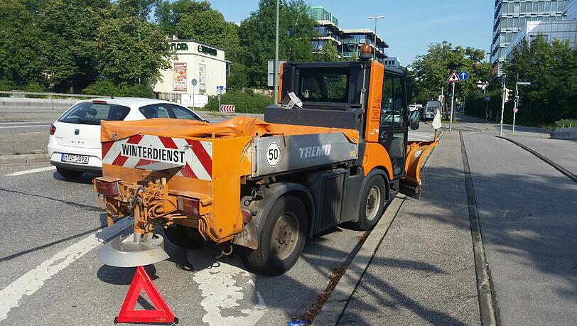 Was macht der Winterdienst im Sommer? Das Fahrzeug ist offenbar liegen geblieben. Was macht der Winterdienst im Sommer? Das Fahrzeug ist offenbar liegen geblieben.
