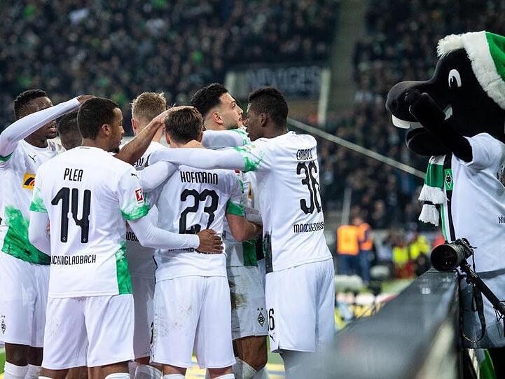 Die Gladbacher Spieler jubeln nach dem Ausgleich zum 1:1 durch Ramy Bensebaini.