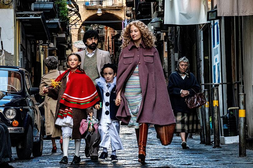 Luigi Lo Cascio (hinten) und Alba Rohrwacher (rechts) mit den Kinderdarstellern Giulia De Luca und Joshua Cerciello in einer Szene des Films "Lacci" Mit dem italienischen Familiendrama wird heute das 77. Filmfestival Venedig eröffnet.