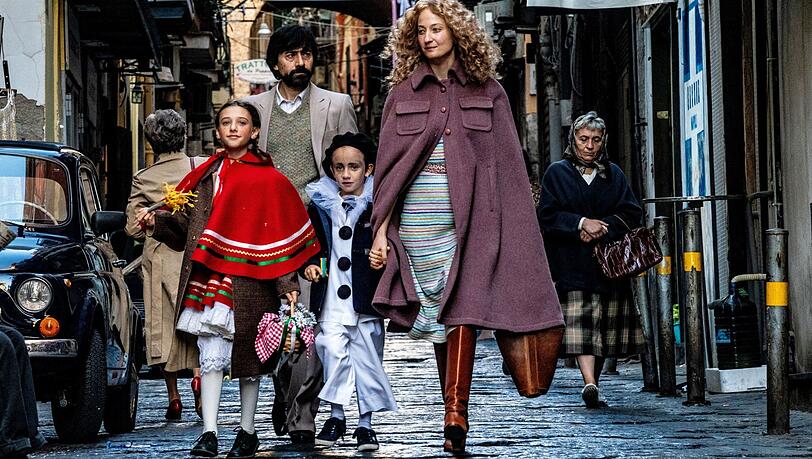 Luigi Lo Cascio (hinten) und Alba Rohrwacher (rechts) mit den Kinderdarstellern Giulia De Luca und Joshua Cerciello in einer Szene des Films "Lacci" Mit dem italienischen Familiendrama wird heute das 77. Filmfestival Venedig eröffnet. Luigi Lo Cascio (hinten) und Alba Rohrwacher (rechts) mit den Kinderdarstellern Giulia De Luca und Joshua Cerciello in einer Szene des Films "Lacci" Mit dem italienischen Familiendrama wird heute das 77. Filmfestival Venedig eröffnet.