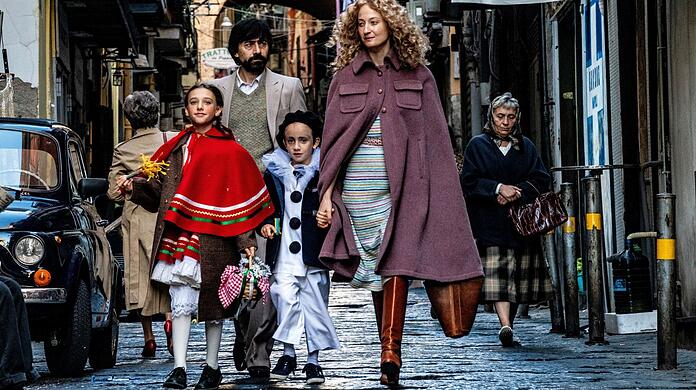 Luigi Lo Cascio (hinten) und Alba Rohrwacher (rechts) mit den Kinderdarstellern Giulia De Luca und Joshua Cerciello in einer Szene des Films "Lacci" Mit dem italienischen Familiendrama wird heute das 77. Filmfestival Venedig eröffnet.