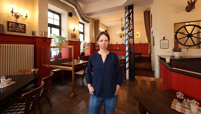 Sonja Obermeier in ihrem Klinglwirt. Geselliges Beisammensein ist dort in den letzten Monaten kaum noch aufgekommen. Ab Montag werden erst einmal die Stühle hochgestellt.