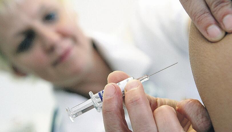 Ärztin bei der Impfung: Alleine der Schutz gegen Hepatitis B kann bis zu 200 Euro ausmachen. Für Vielreisende lohnt sich das.