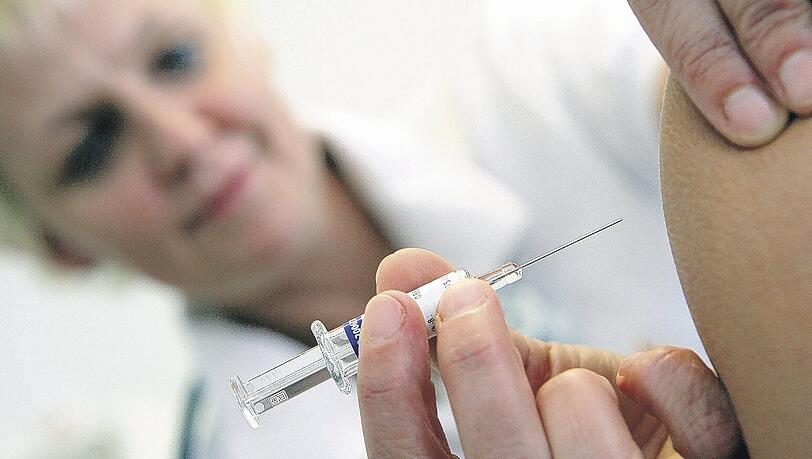Ärztin bei der Impfung: Alleine der Schutz gegen Hepatitis B kann bis zu 200 Euro ausmachen. Für Vielreisende lohnt sich das. Ärztin bei der Impfung: Alleine der Schutz gegen Hepatitis B kann bis zu 200 Euro ausmachen. Für Vielreisende lohnt sich das.