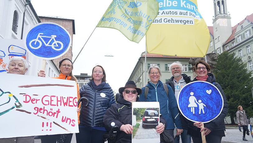 "Der Gehweg gehört uns", fordern diese Protestler.