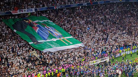 Die PSG-Fans gedenken der an Krebs gestorbenen Tochter von Coach Luis Enrique.