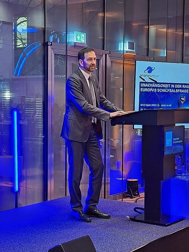 Jens Schroeter verantwortet unter anderem die Öffentlichkeitsarbeit und Geschäftsentwicklung der Verteidigung für das europäische Raumfahrtunternehmen ArianeGroup mit Standort in Ottobrunn.