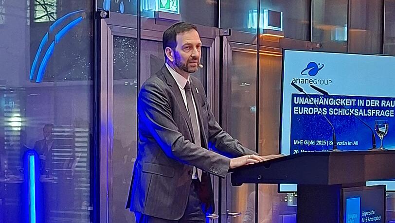 Jens Schroeter verantwortet unter anderem die Öffentlichkeitsarbeit und Geschäftsentwicklung der Verteidigung für das europäische Raumfahrtunternehmen ArianeGroup mit Standort in Ottobrunn. Jens Schroeter verantwortet unter anderem die Öffentlichkeitsarbeit und Geschäftsentwicklung der Verteidigung für das europäische Raumfahrtunternehmen ArianeGroup mit Standort in Ottobrunn.