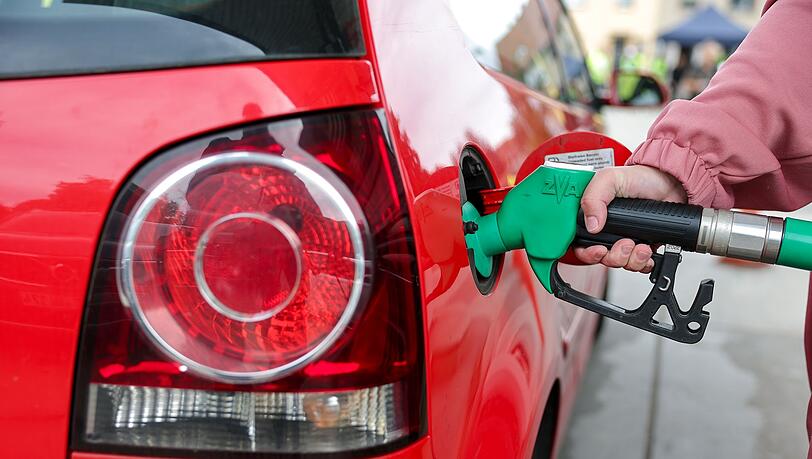 Autofahrer sollen vom Tankrabatt profitieren. (Symbolbild) Autofahrer sollen vom Tankrabatt profitieren. (Symbolbild)