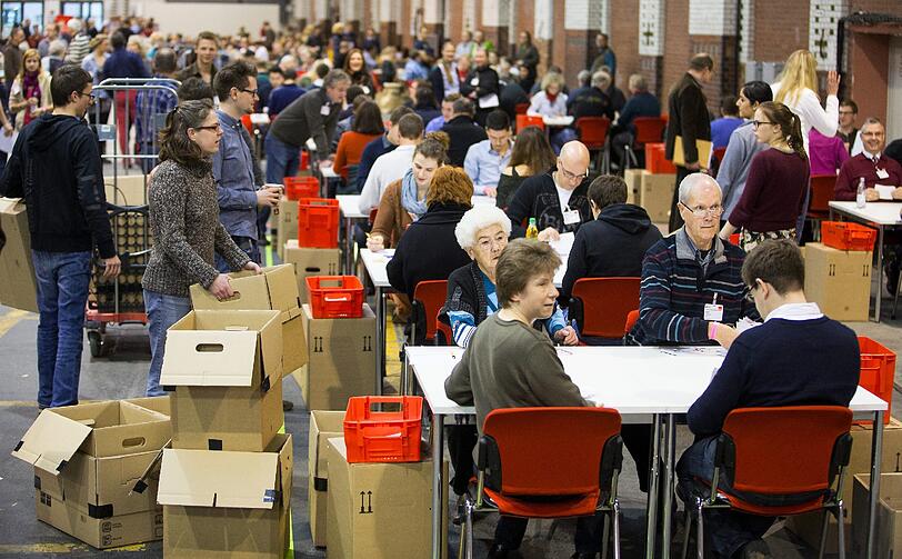 Bilder von der Stimmenauszählung in Berlin.