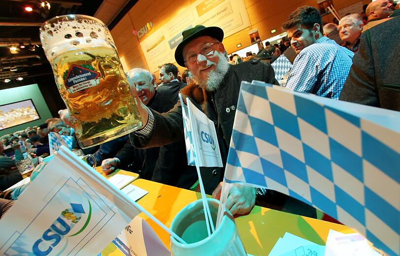 Prost - auf die CSU! In der Passauer Dreiländerhalle stimmen sich CSU-Fans auf die Reden von Horst Seehofer und Peter Gauweiler ein.