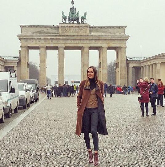 Der britischen TV-Moderatorin und Bloggerin Louise Roe gefällt es in Berlin - trotz des grauen Himmels