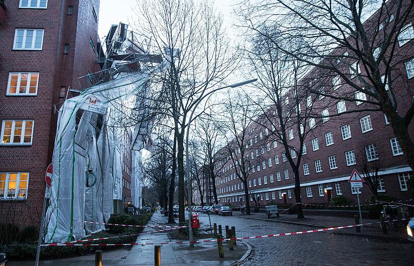 Im Stadtteil Winterhude in Hamburg riss der orkanartige Wind dieses Gerüst von der Hauswand.