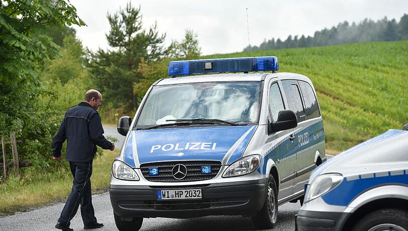 Der Sohn von Schrauben-Milliardär Reinhold Würth ist in Osthessen entführt worden, nach kurzer Zeit aber wieder freigekommen. Die Polizei sicherte den Familiensitz "Hofgut Sassen" in Schlitz. Der Sohn von Schrauben-Milliardär Reinhold Würth ist in Osthessen entführt worden, nach kurzer Zeit aber wieder freigekommen. Die Polizei sicherte den Familiensitz "Hofgut Sassen" in Schlitz.