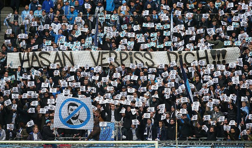 "Not Welcome": Die 1860-Nordkurve protestierte mit hunderten kleiner Plakate und einem großen Spruchband gegen Geldgeber Hasan Ismaik.