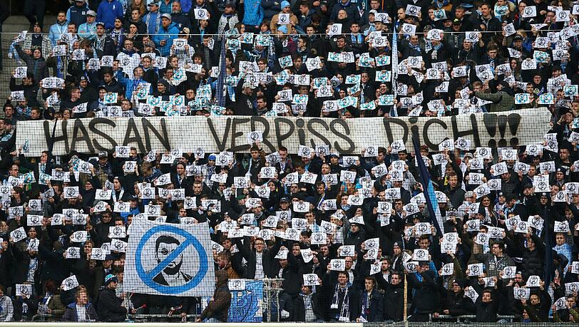 "Not Welcome": Die 1860-Nordkurve protestierte mit hunderten kleiner Plakate und einem großen Spruchband gegen Geldgeber Hasan Ismaik. "Not Welcome": Die 1860-Nordkurve protestierte mit hunderten kleiner Plakate und einem großen Spruchband gegen Geldgeber Hasan Ismaik.