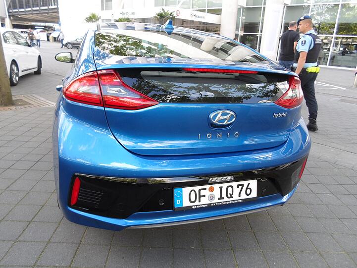 Der dicke Spoiler trennt die Heckscheibe und sorgt für eine gute Aerodynamik, den Blick nach hinten verbessert er eher nicht.