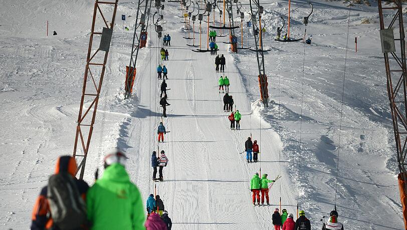 Am Freitag eröffnete auf der Zugspitze die Skisaison. Am Freitag eröffnete auf der Zugspitze die Skisaison.