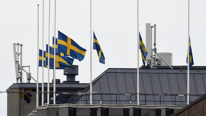Die Flaggen auf Halbmast - Stockholm trauert.
